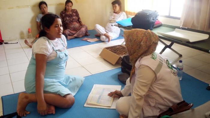 Petugas Kesehatan Teluk Belengkong Periksa  Kesehatan dan 